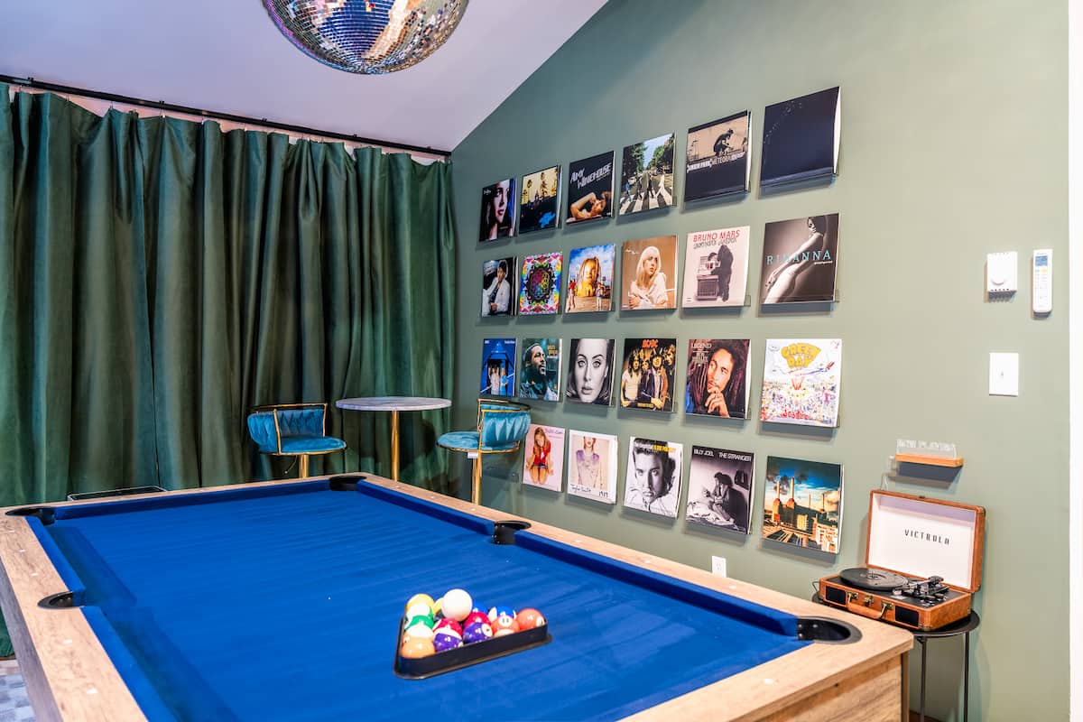 5BR Family Cabin with Arcade, Vinyl & Poker — photo 3