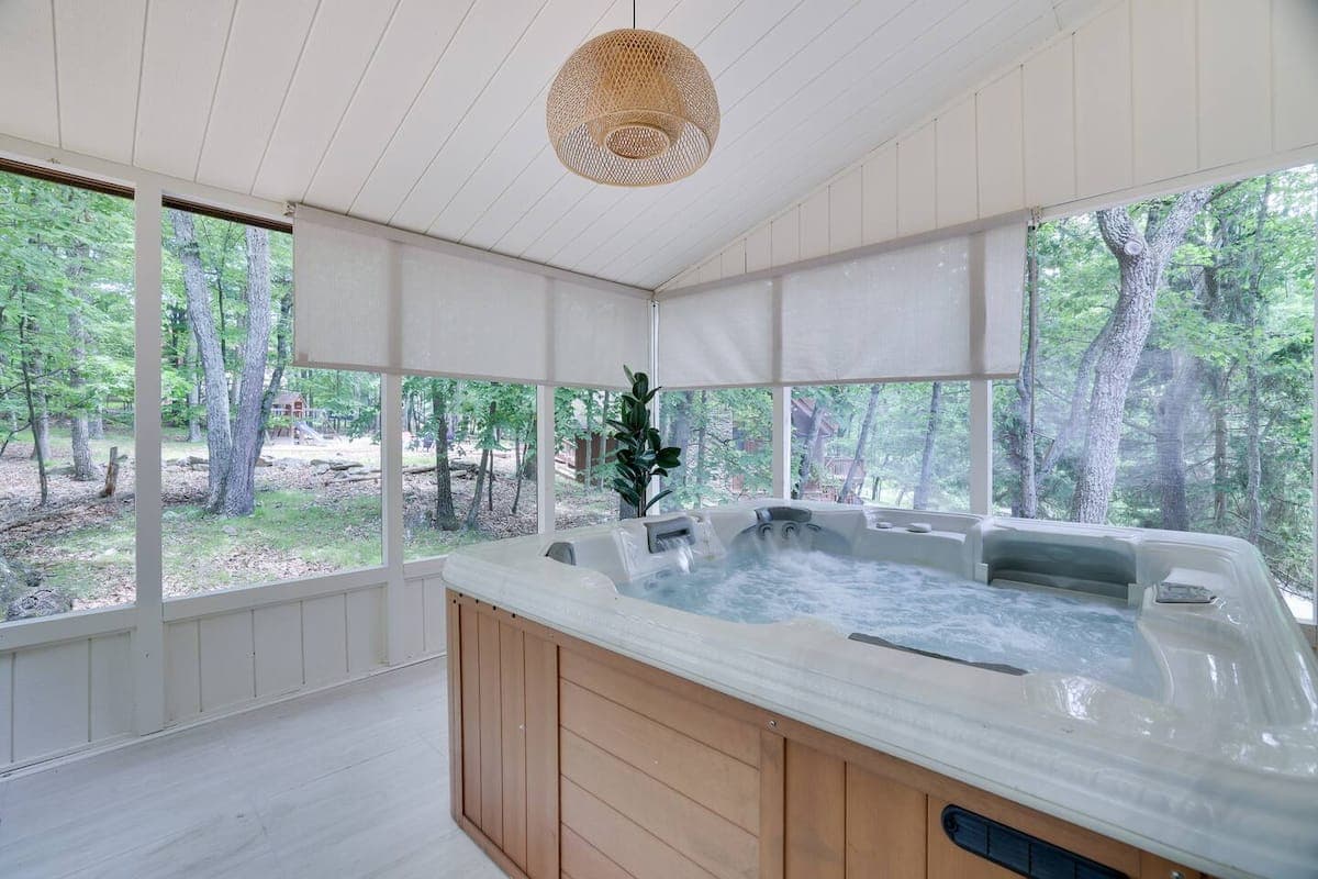Big Hot Tub & 5BR Poconos Retreat — photo 4